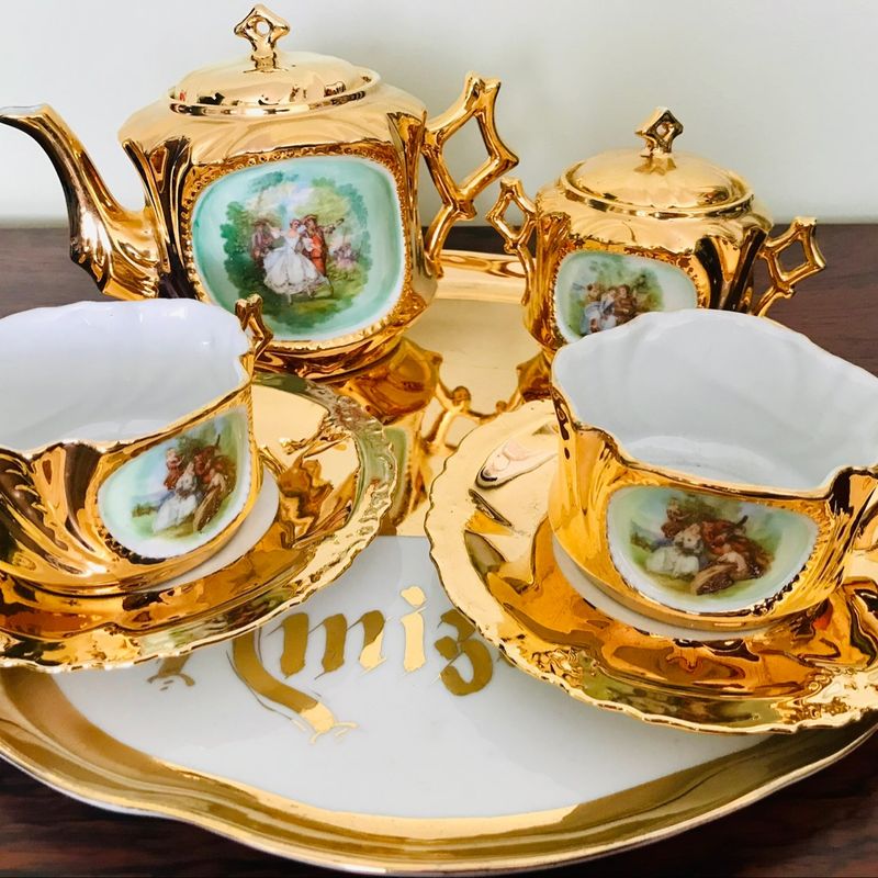 Jogo antigo de chá em porcelana filetado a ouro Antiquário Mala e Cuia  Antiguidades 