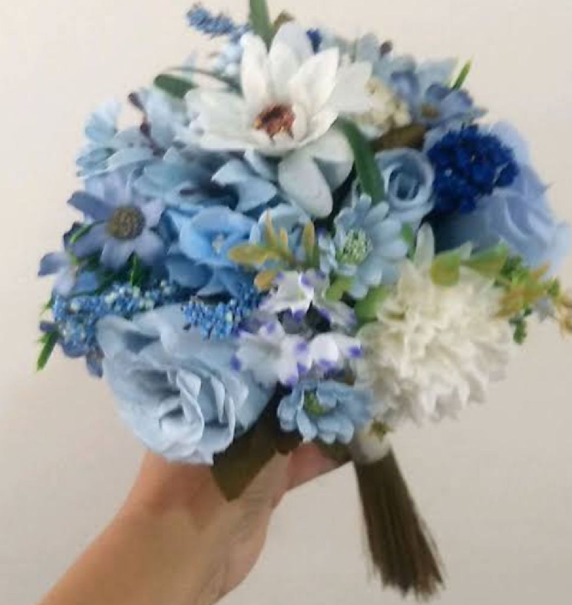 Lindo Buquê de Noivas. Simples e Delicado! Flores Artificiais em Tons de  Azul com Branco. | Roupa de Casamento Feminina Cg-Criaciones Nunca Usado  68758576 | enjoei