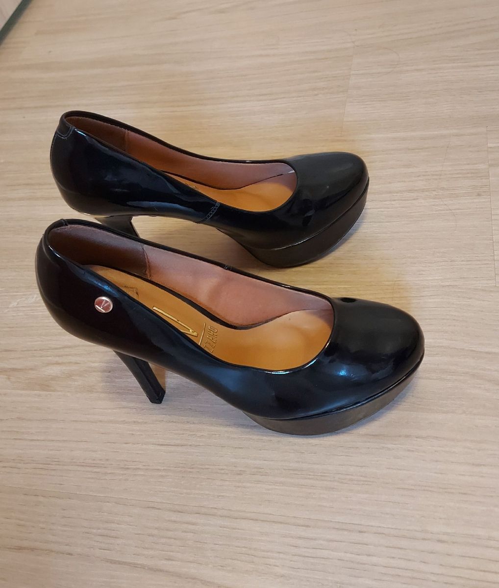 sapato dourado vizzano meia pata