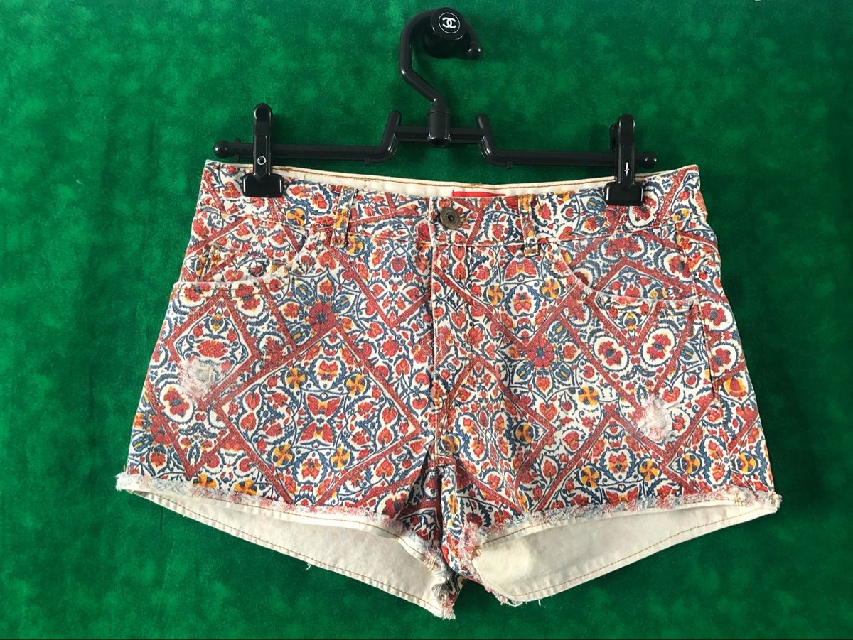 short jeans estampado feminino