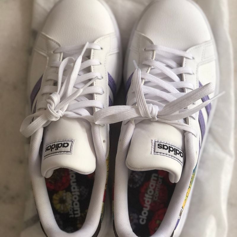 Lindo Tênis Adidas Cloudfoam Comfort Branco, C Desenho de Flores Coloridas,  Faixas Roxas, Tênis Feminino Adidas Usado 93155497