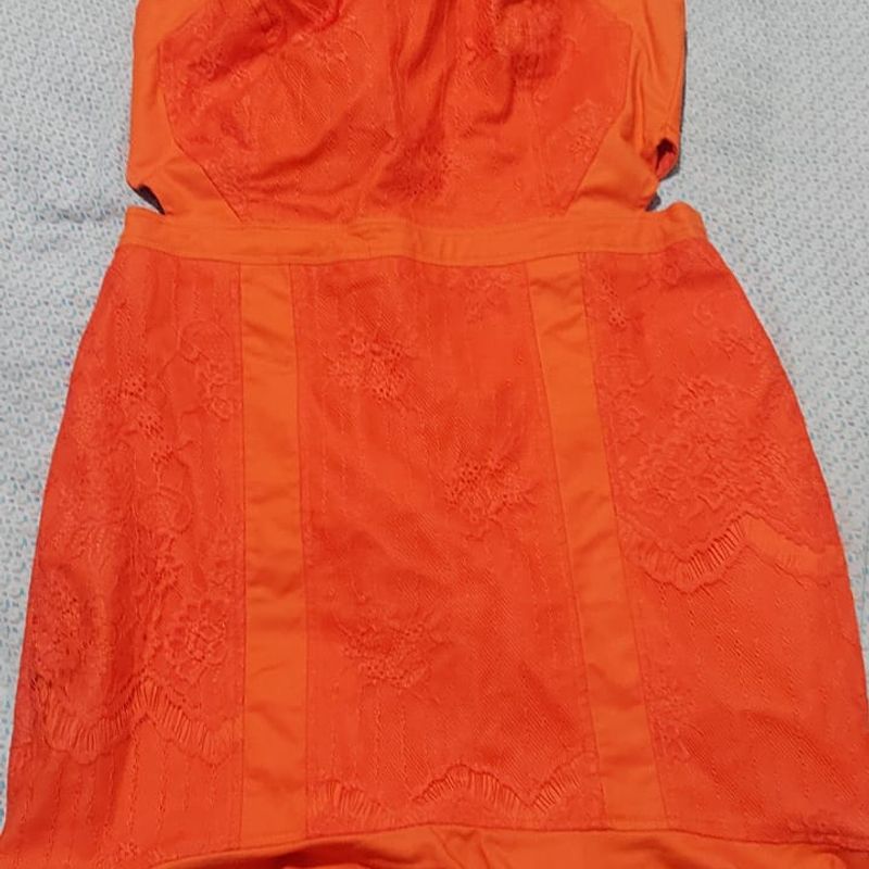 Lindo Vestido com Leves Cortes Na Cintura Vestido Feminino Nunca