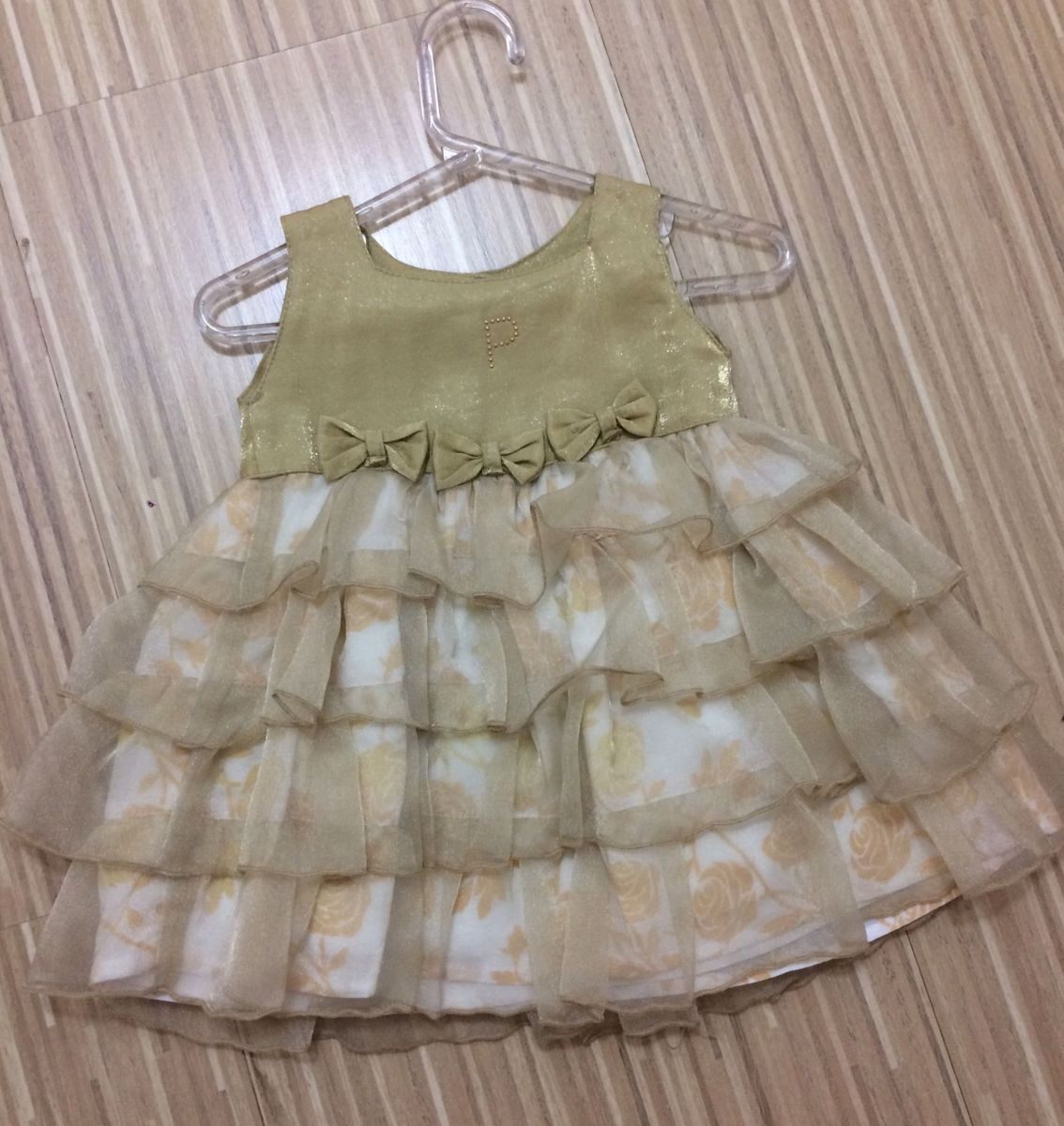 vestido dourado para bebe
