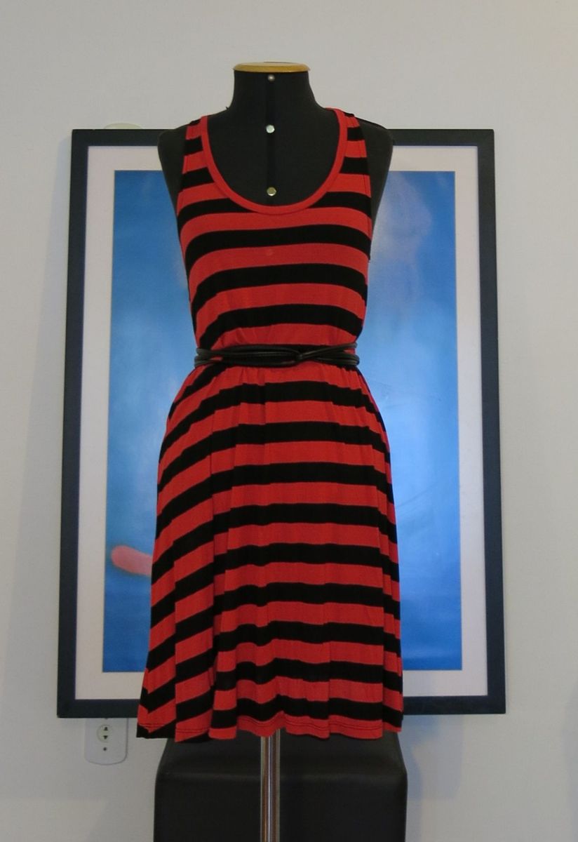 vestido listrado preto e vermelho