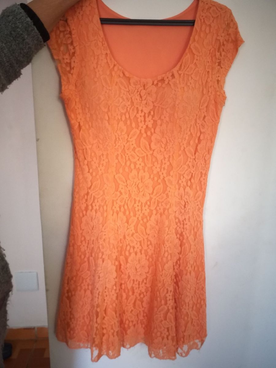 vestido laranja de renda