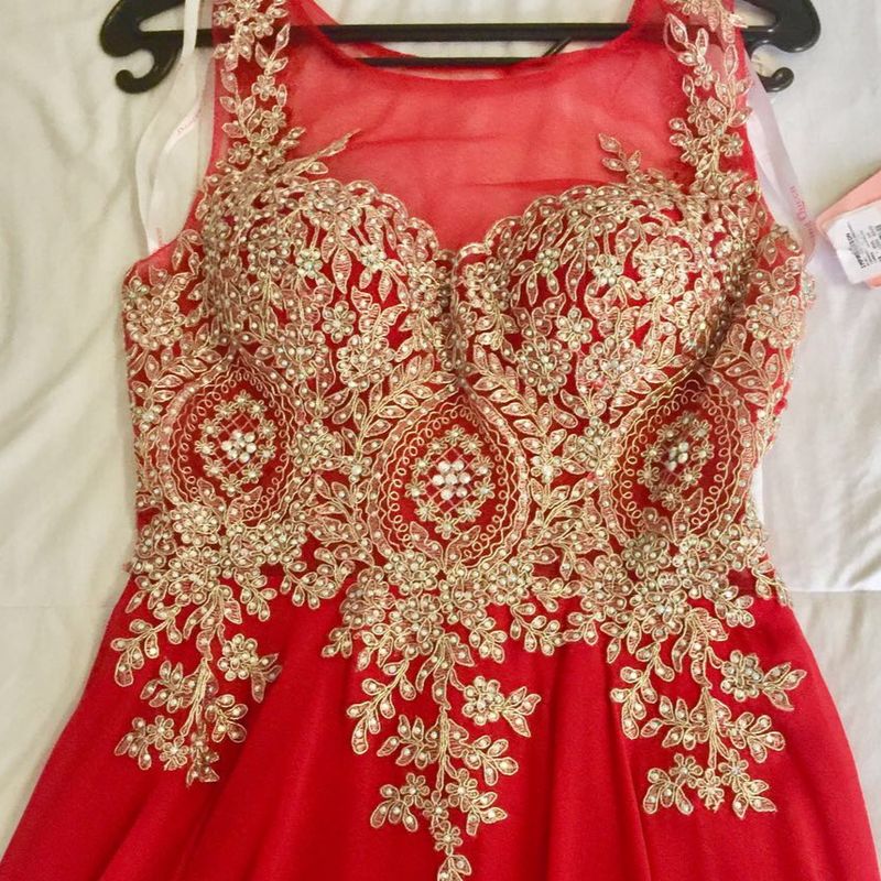 Vestido vermelho hot sale e dourado