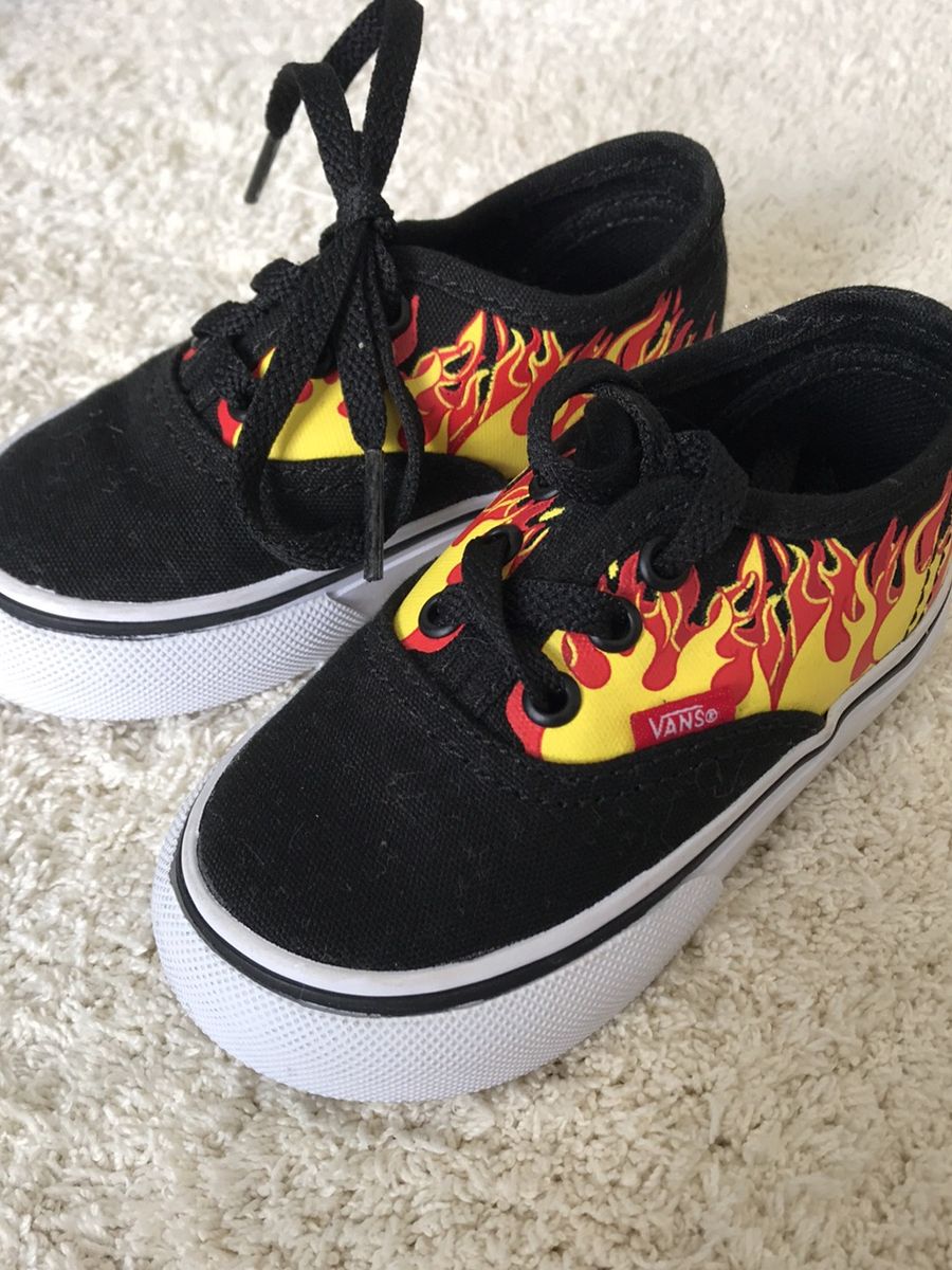 vans preto com fogo