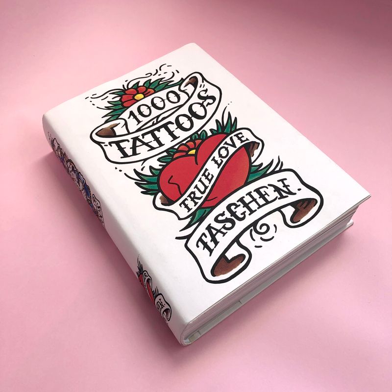 可愛いクリスマスツリーやギフトが！ TATTOOS 1000 TRUE TASCHEN 廃盤