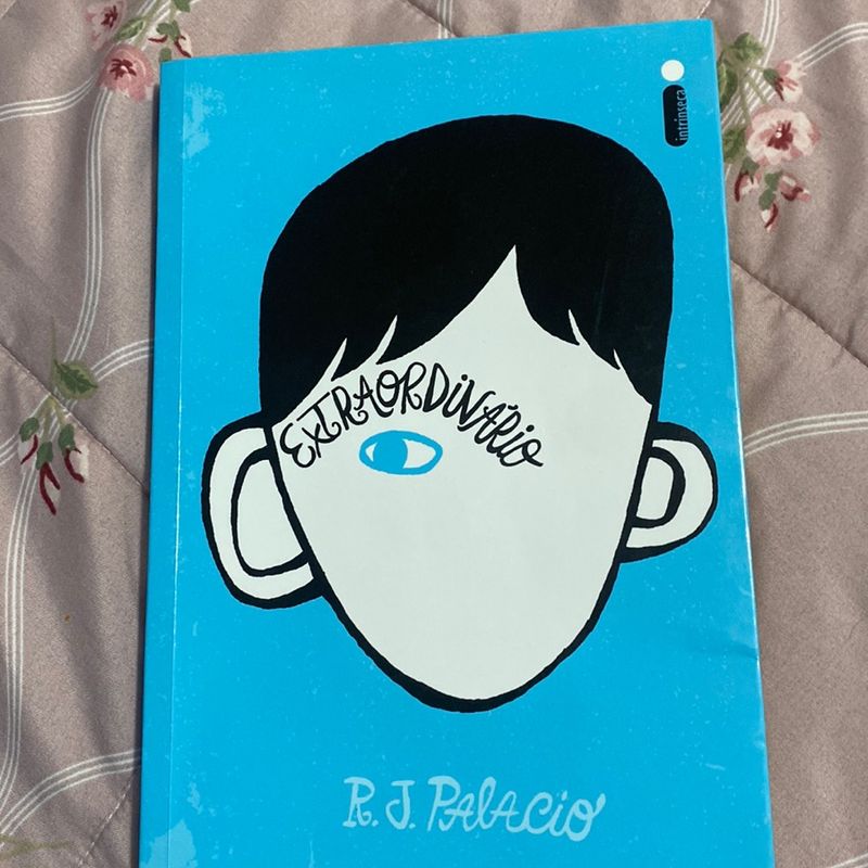 Livros em ótimos estado. Livro Extraordinário- R. J. Palácio - Ótimo Estado