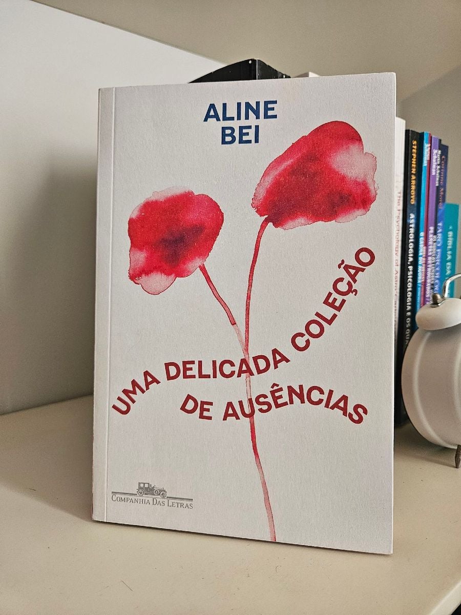 Livro "uma Delicada Coleção de Ausências", Aline Bei | Livro Companhia ...