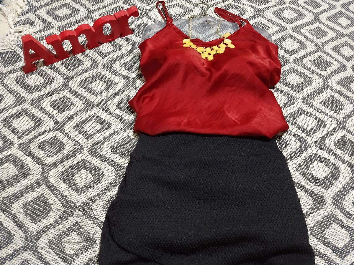 blusa vermelha com saia preta