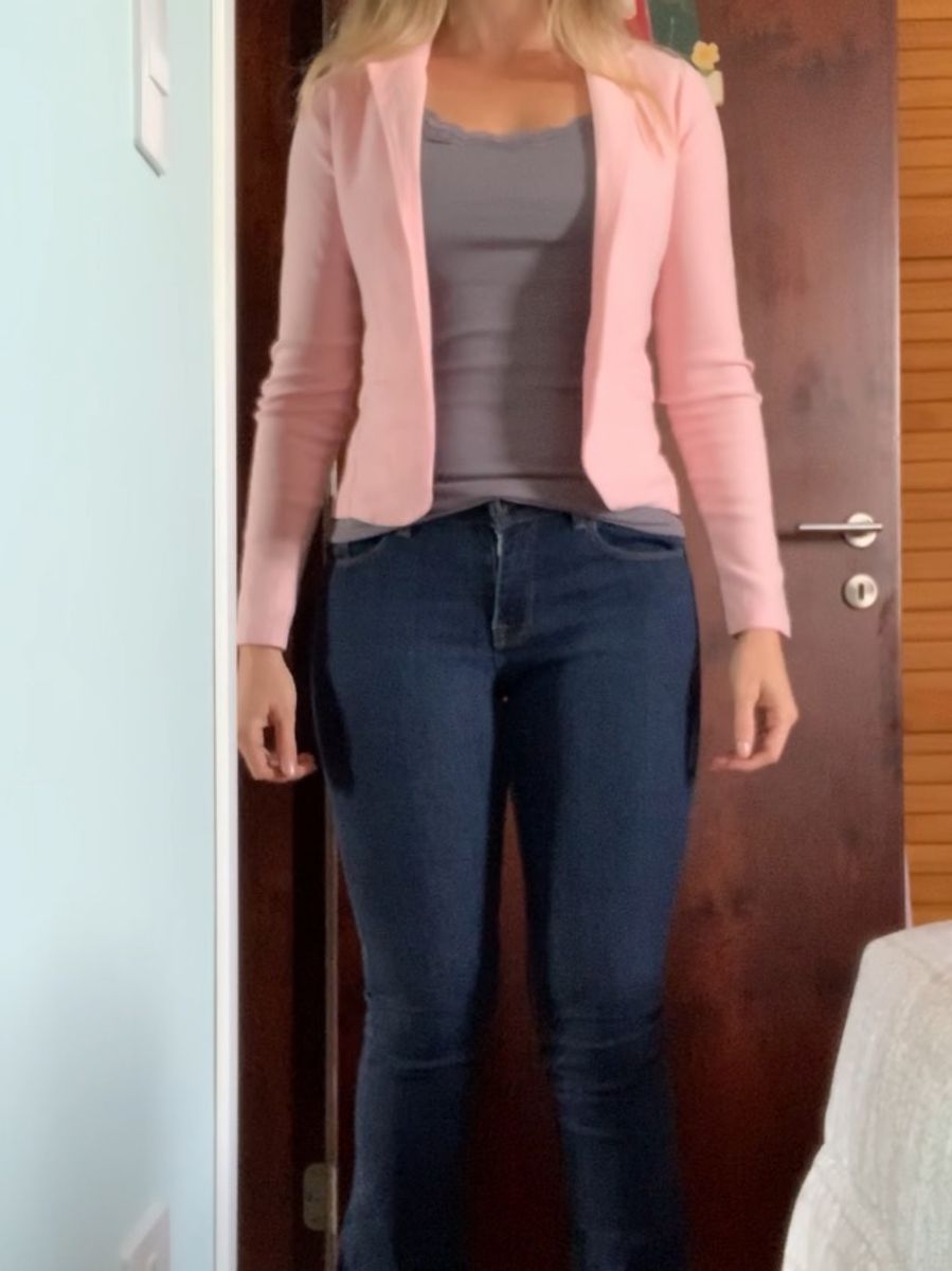 regata e calça jeans feminina