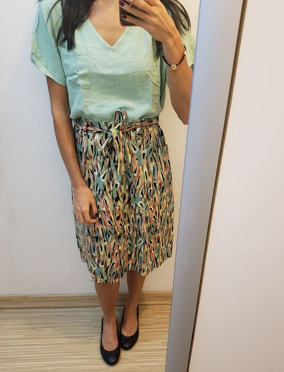 scarpin com saia midi