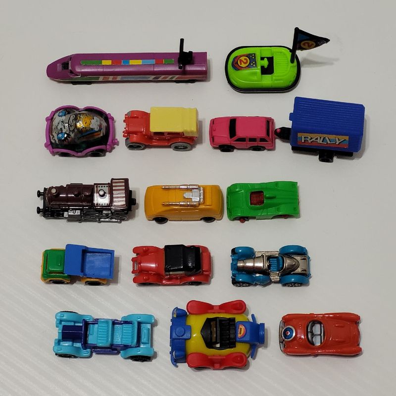 Miniatura de carro e locomotiva coleção Kinder ovo - Taffy Shop - Brechó de  brinquedos