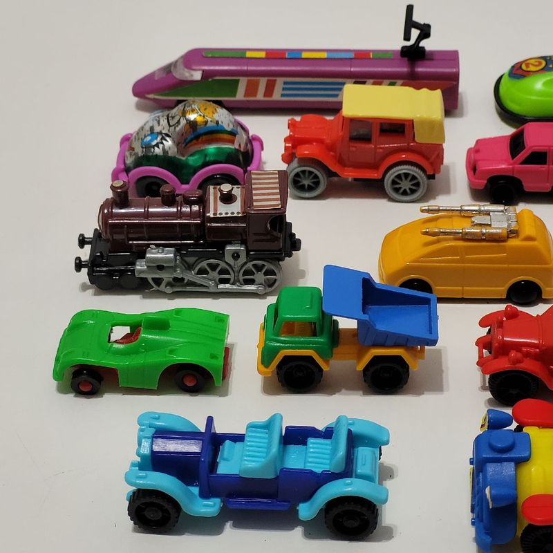 Miniatura de carro e locomotiva coleção Kinder ovo - Taffy Shop - Brechó de  brinquedos