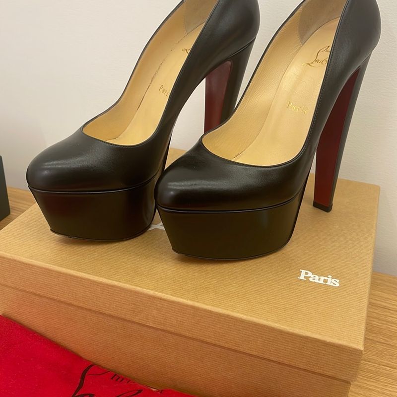 Louboutin store meia pata