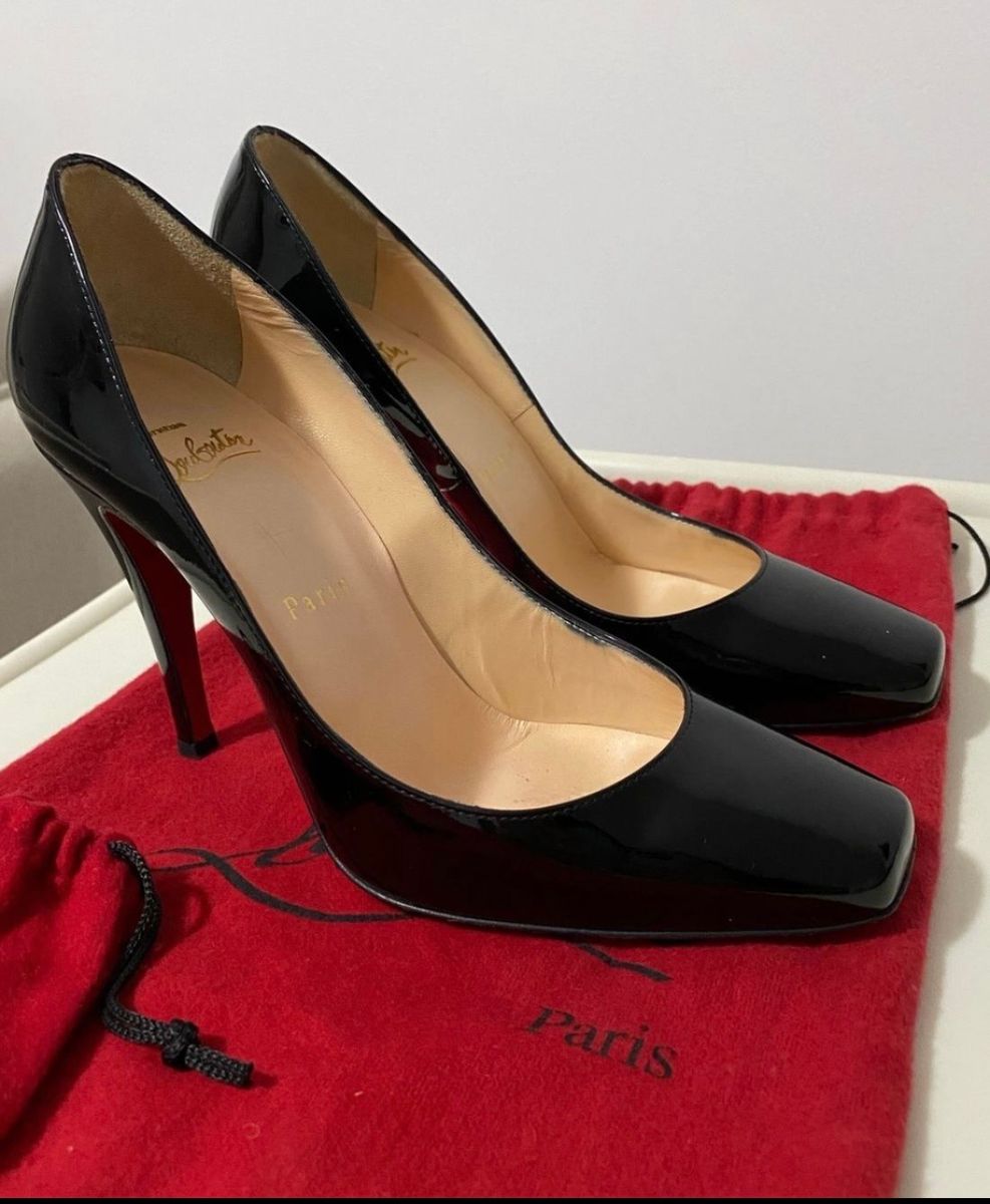 Louboutin scarpin hot sale preto