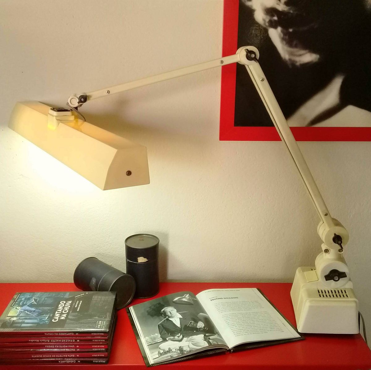 Luminária Antiga Articulada Industrial. Produto Vintage e Retro