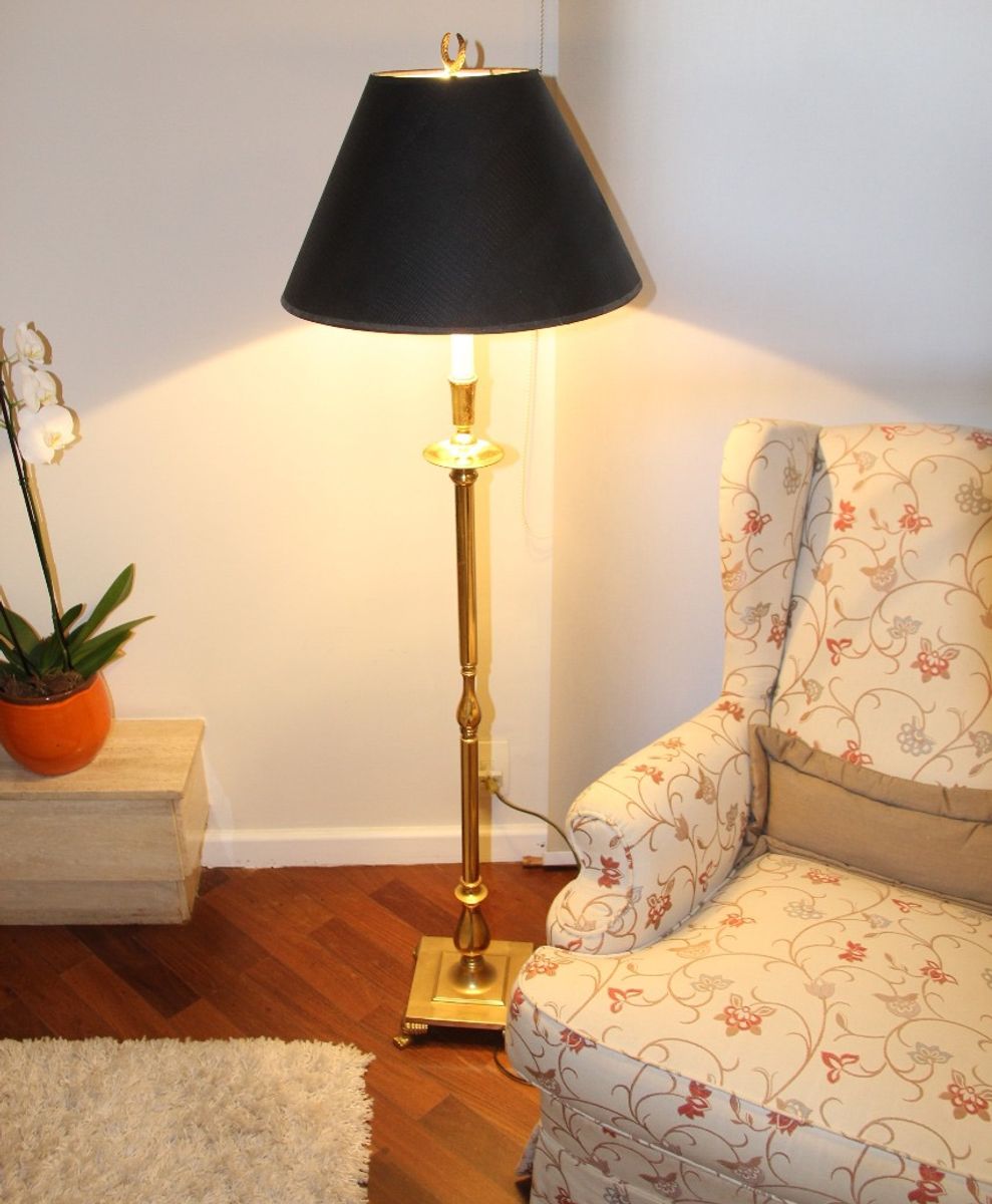 Luminária de Chão Estilo Inglês em Metal Dourado e Cúpula em Metal Verde Item de Decoração