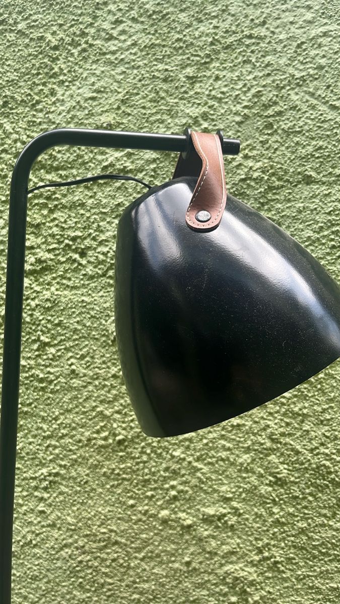 Luminária de Chão Tok Stok C Detalhe em Couro Produto Vintage e Retro