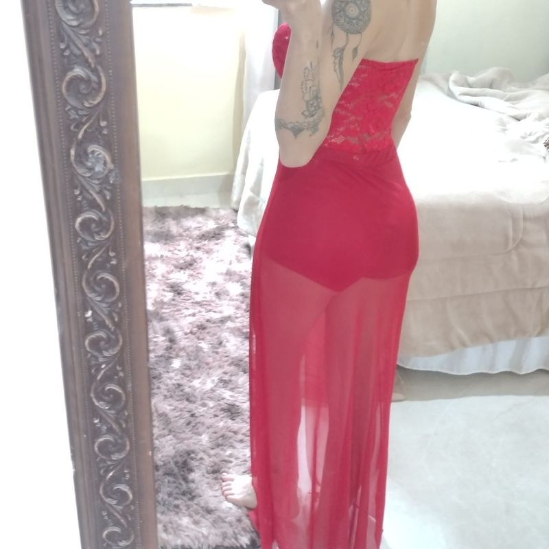 Vestido vermelho store com tule transparente