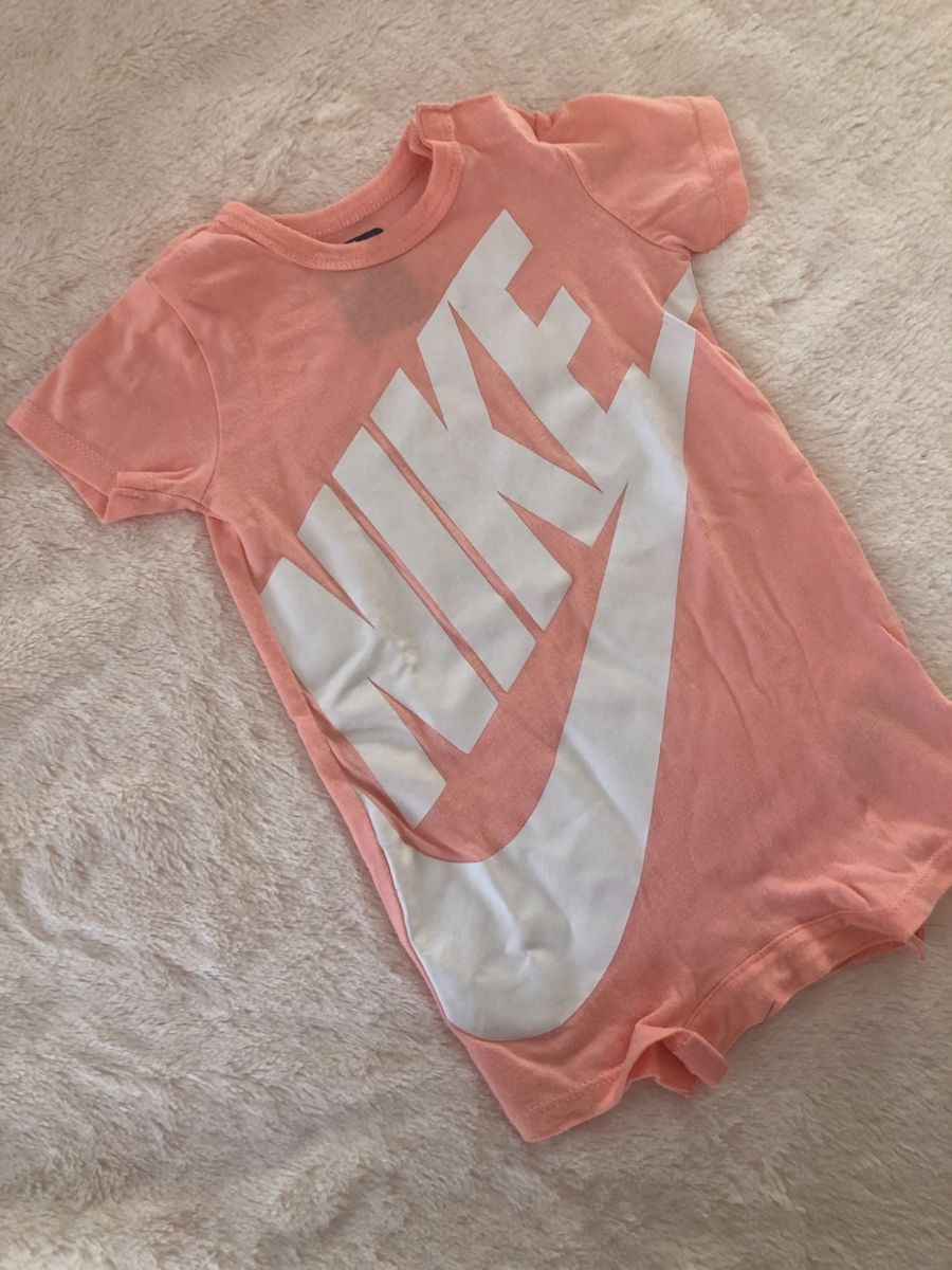 bebe com roupa da nike