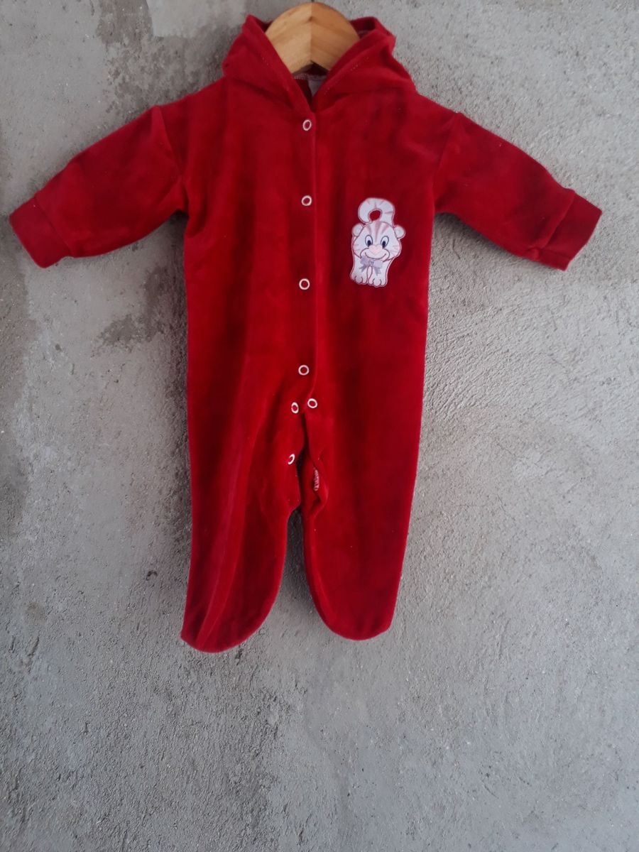 roupa de bebe vermelha