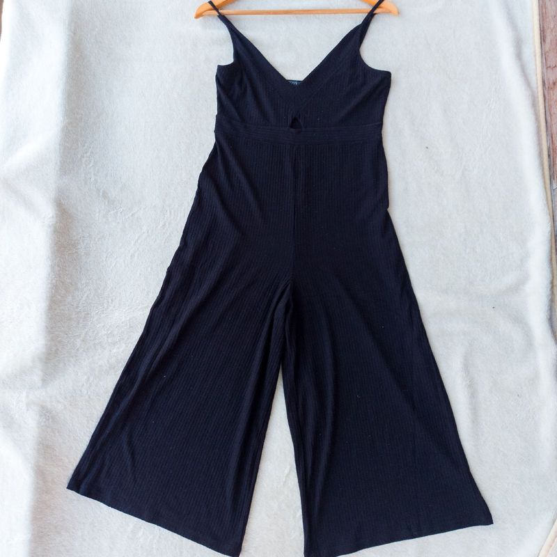 Macacão Feminino Pantacourt Canelado com Recorte Alça Fina Preto