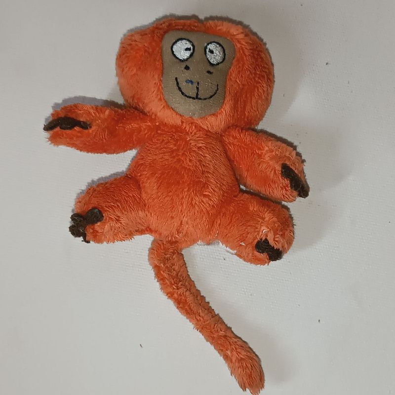 Macaquinho de Pelúcia Giocattoll Sicário Kinder Ovo Colecionável