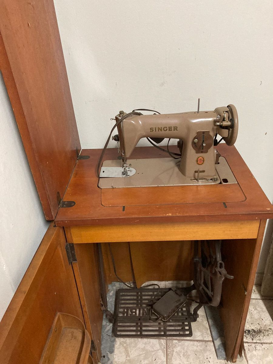Máquina de Costura com Gabinete | Móvel de Antiquário Singer Usado ...