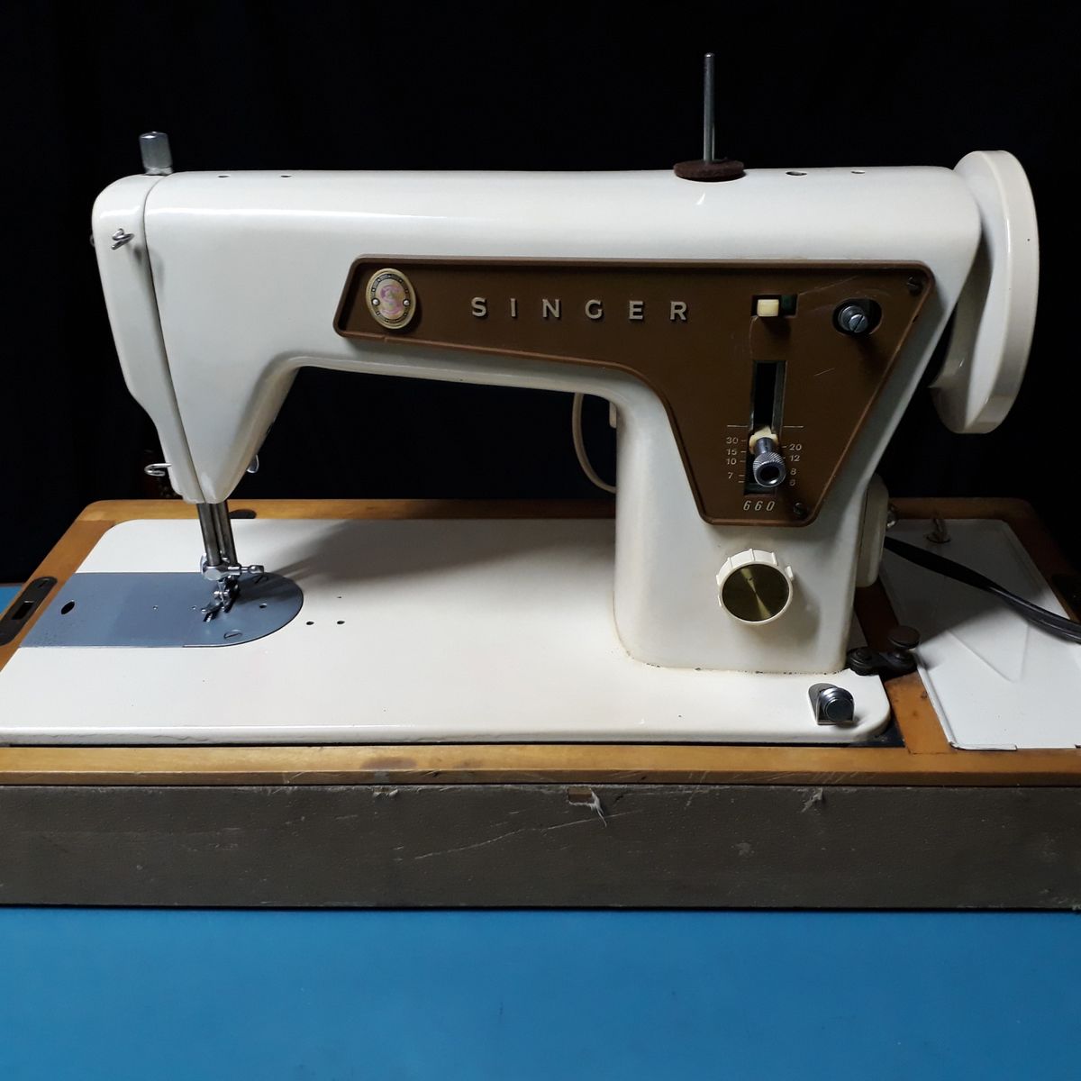 Máquina de Costura Modelo Sewing Machine 660c. Móvel p/ Casa Singer