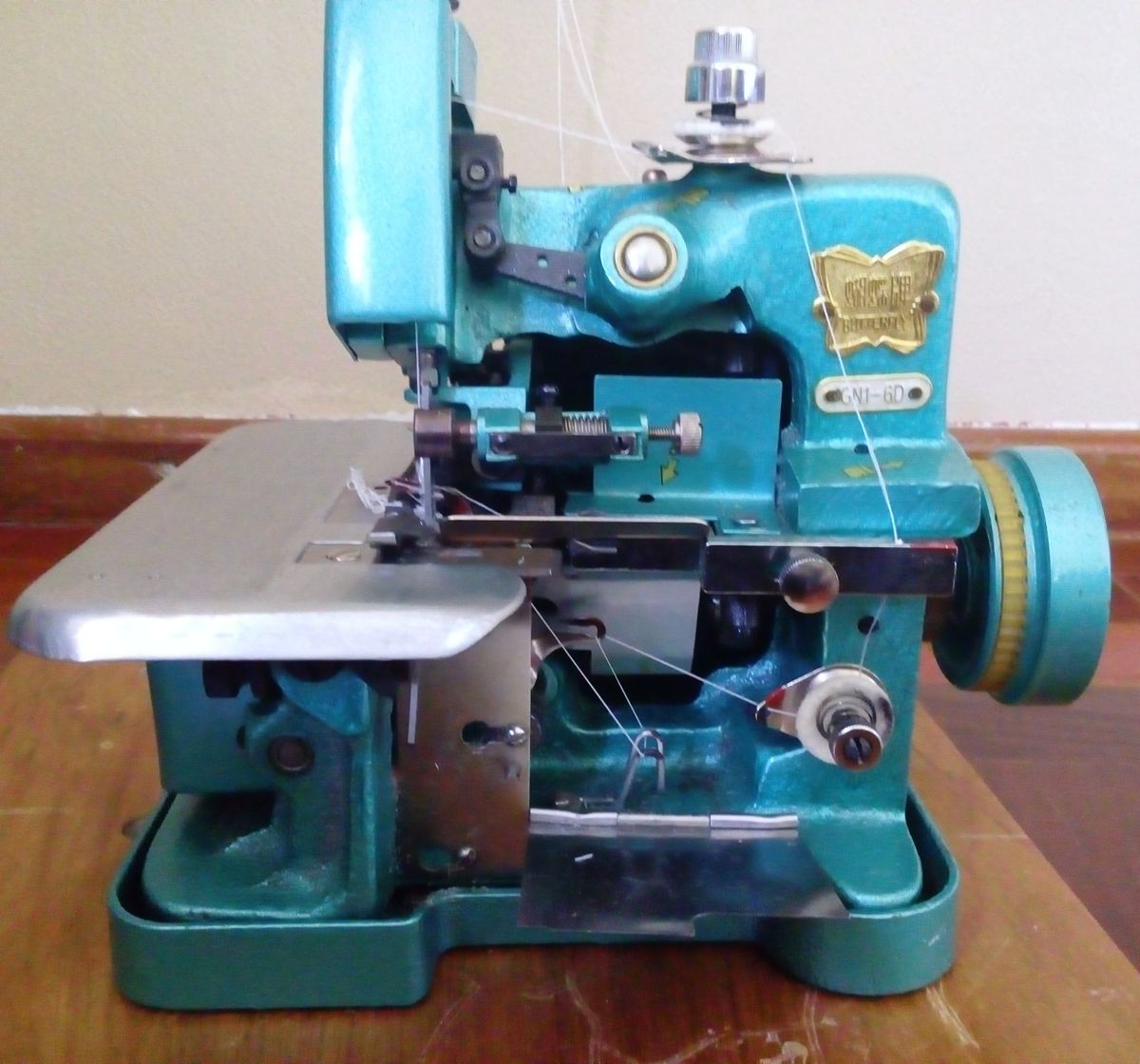 Máquina de Costura Overlock Semi Industrial 3 Fios com Motor Acoplado