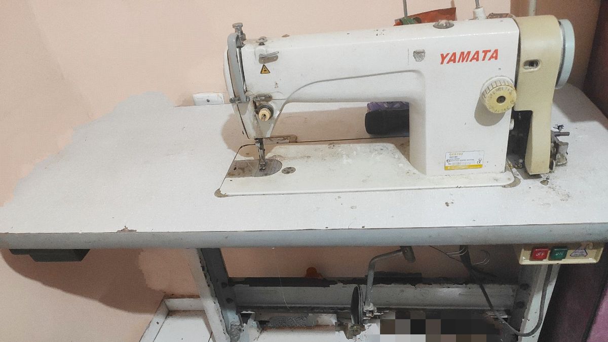 Máquina de Costura Reta Fy Suporte Motorizada, 110 Móvel