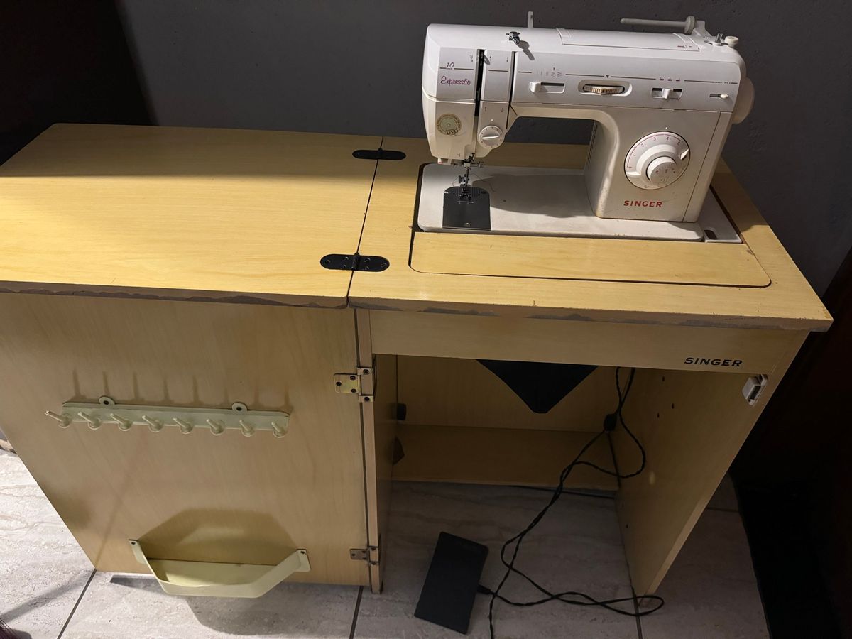 Maquina de Costura Singer com Gabinete | Item Info & Eletro Singer ...