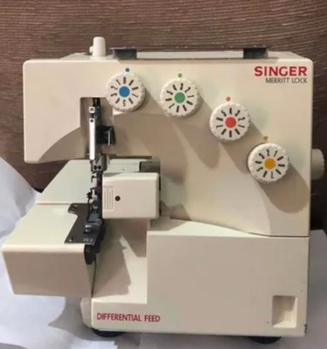 Máquina de Costura Singer Merritt Lock Modelo 14u354b Móvel p/ Casa Singer Merritt Lock