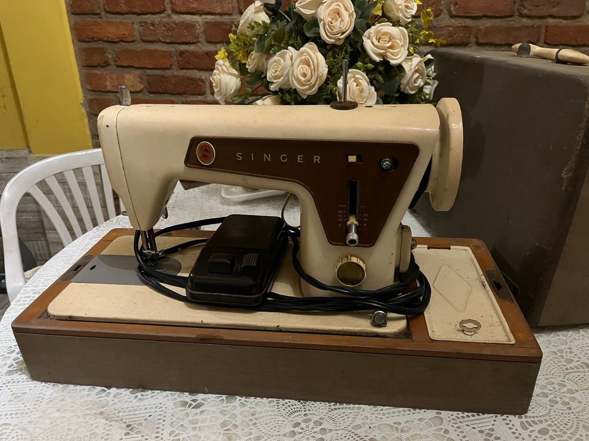 Máquina de Costura Singer - Relíquia | Cacareco Maquina De Costura ...