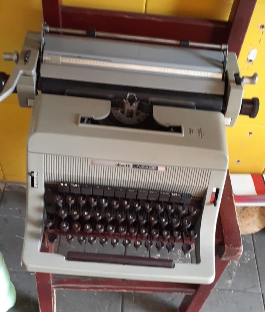 Máquina De Escrever Antiga Olivetti Linea 88 Produto Vintage E Retro Olivetti Lin Usado 4088