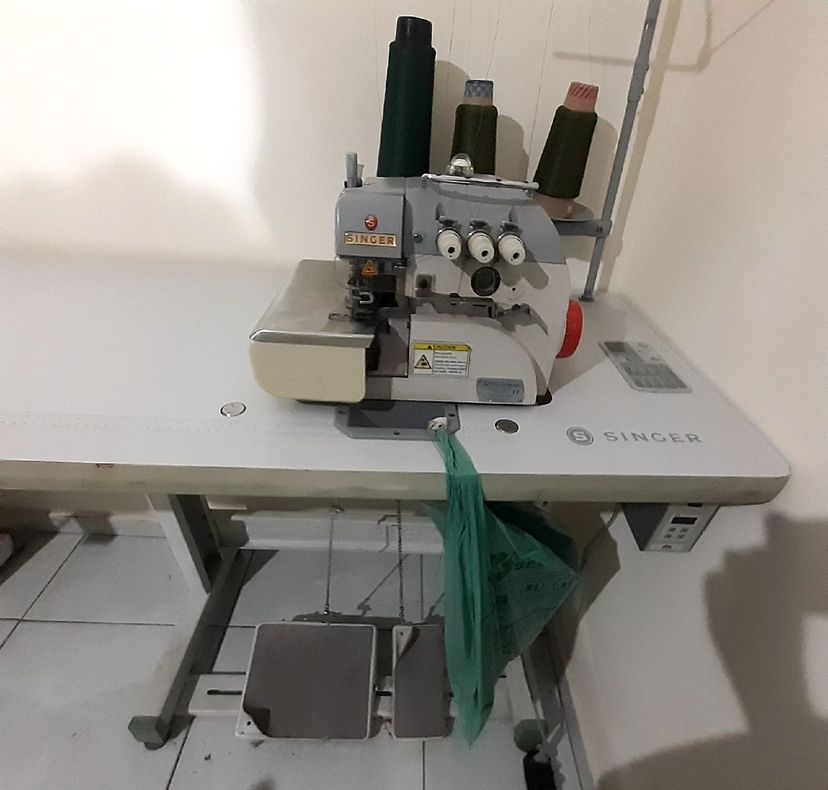 Máquina Industrial Overloque Singer Usada Produto Vintage e Retro