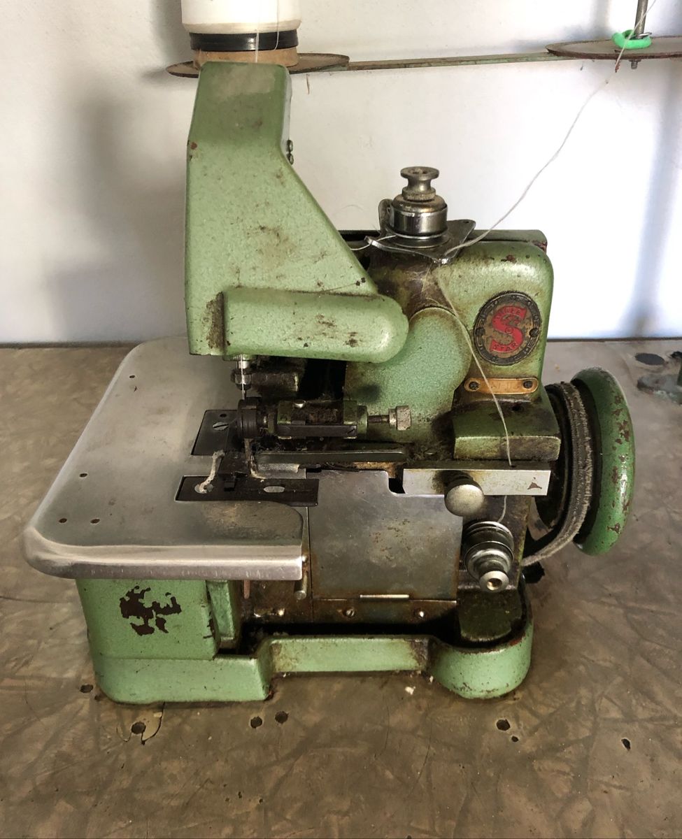 Máquina Overlock Semi Industrial Usada Mas Super Conservada. 3 Fios. Móvel p/ Casa Usado