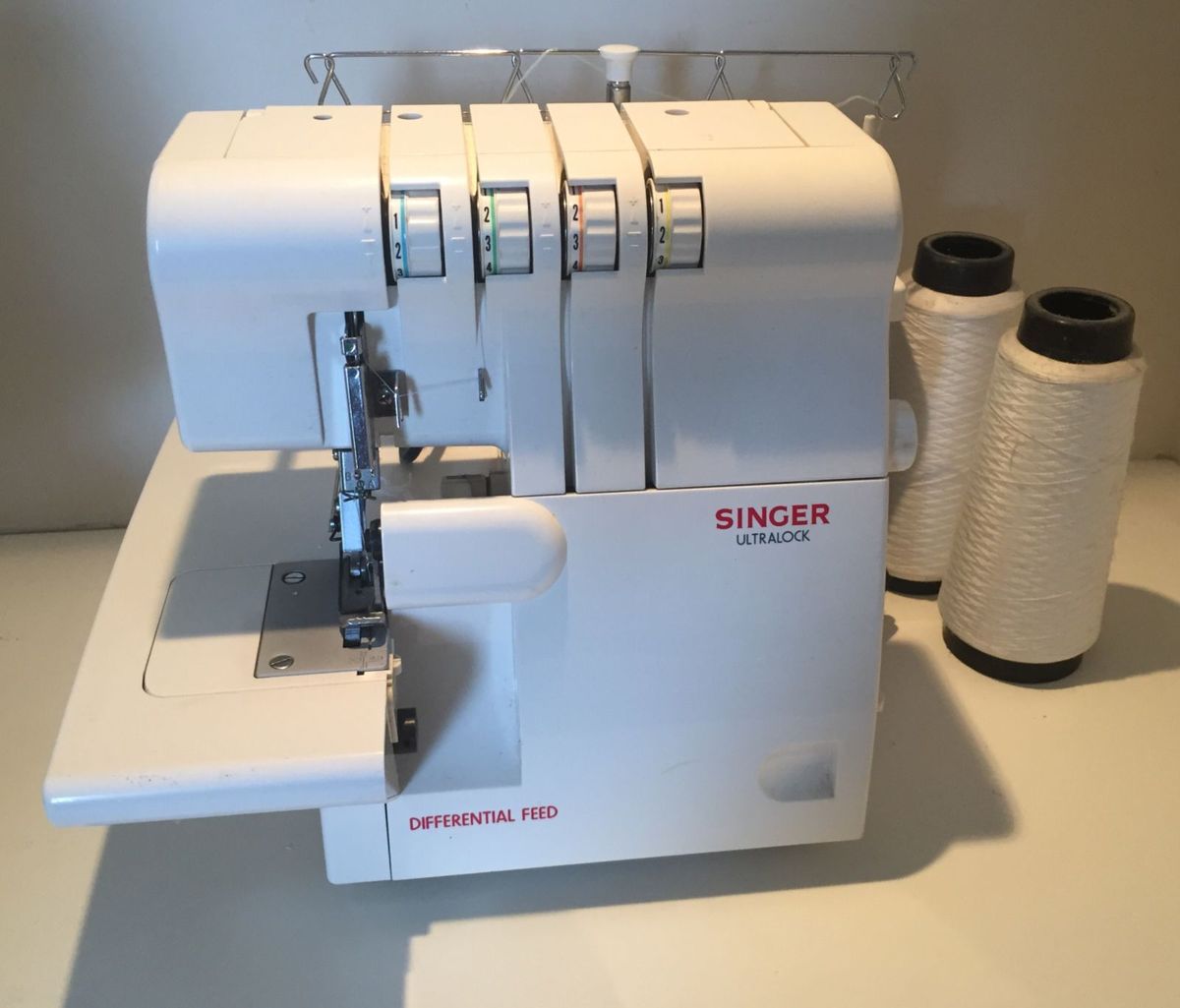 Máquina Overlock Singer - Modelo Ultralock 14sh654) | Item Info ...