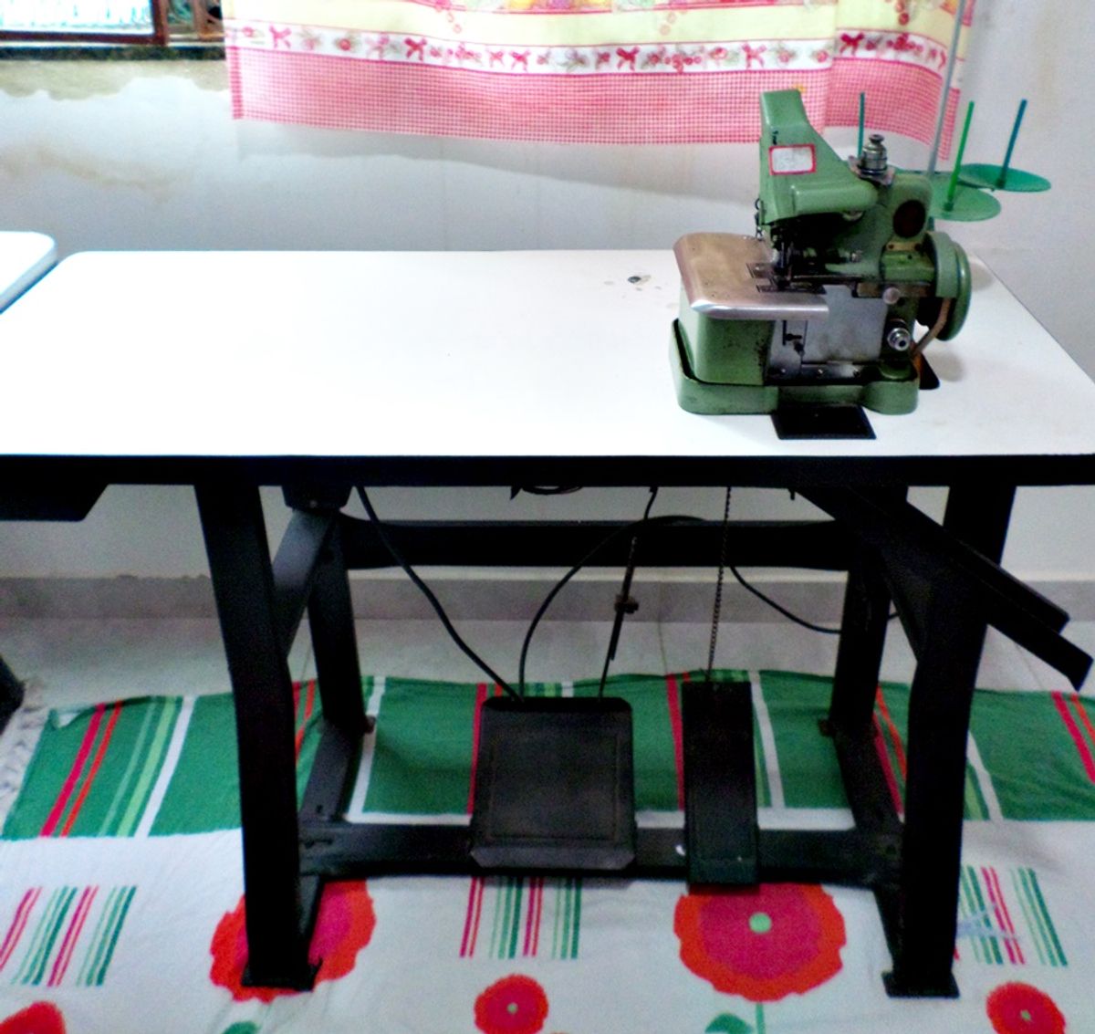 Máquina Overloque, 3 Agulhas, Industrial, Usada, com Motor e