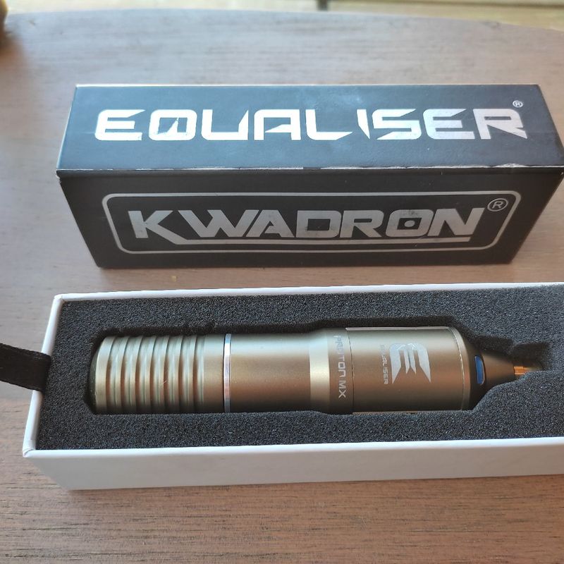 Máquina Pen para Tatuagem Kwadron Equaliser Proton Mx | Kwadron