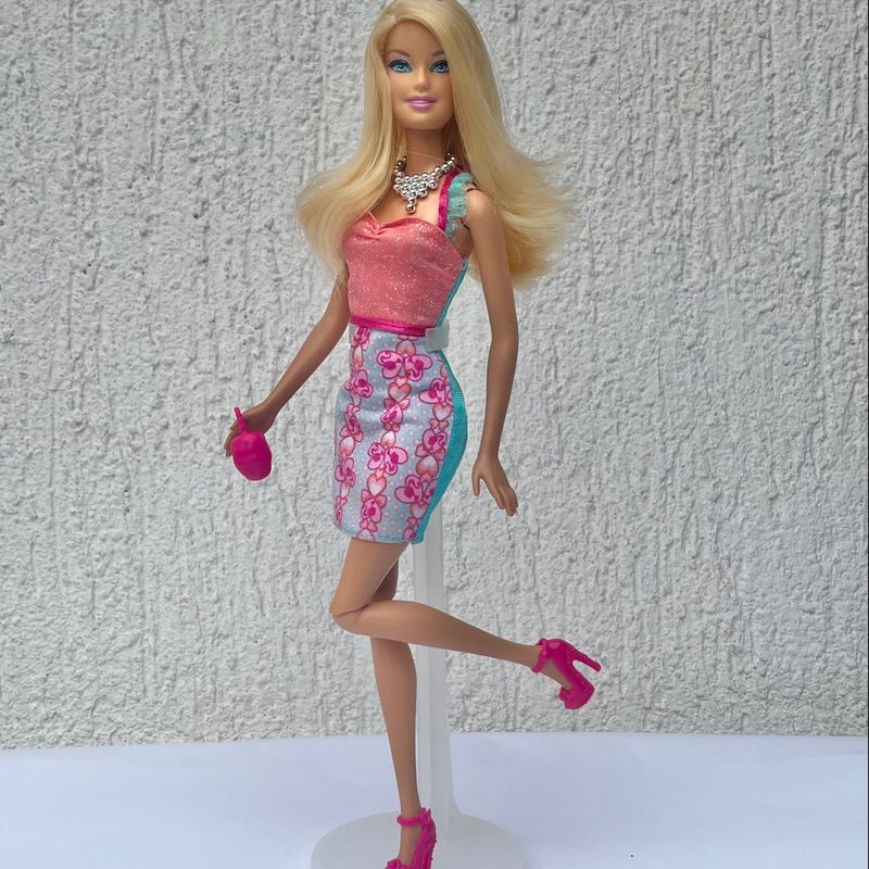 Boneca barbie fashion and beauty vestido preto com estampa rosa mattel