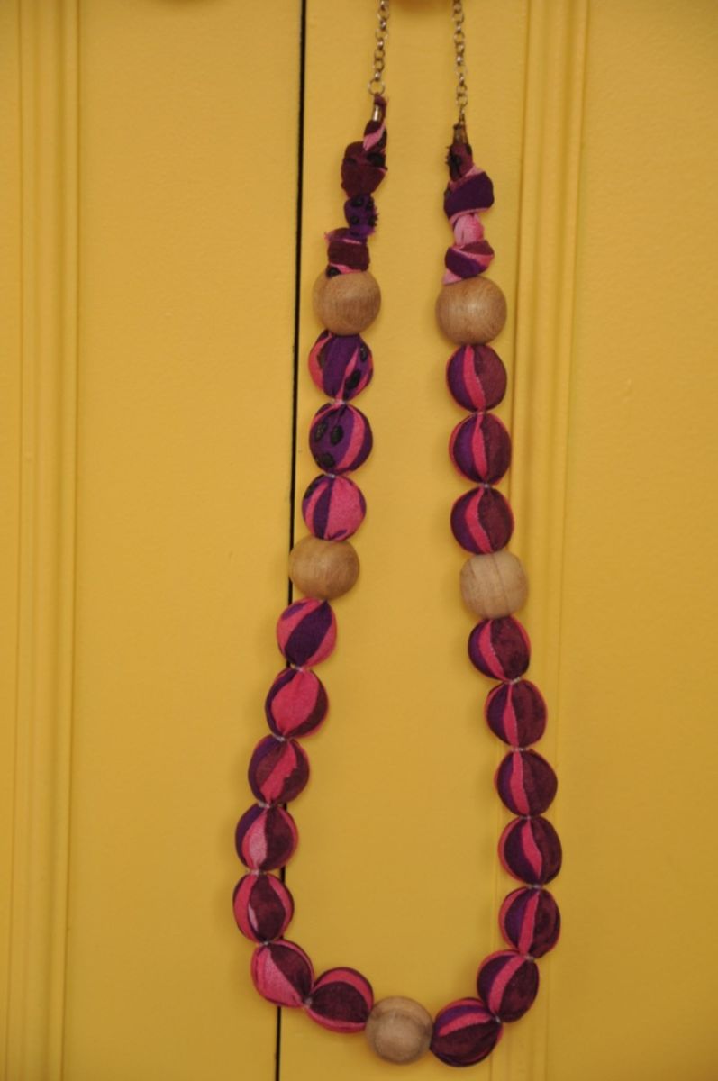 max colar madeira com tecido - bijoux sem marca