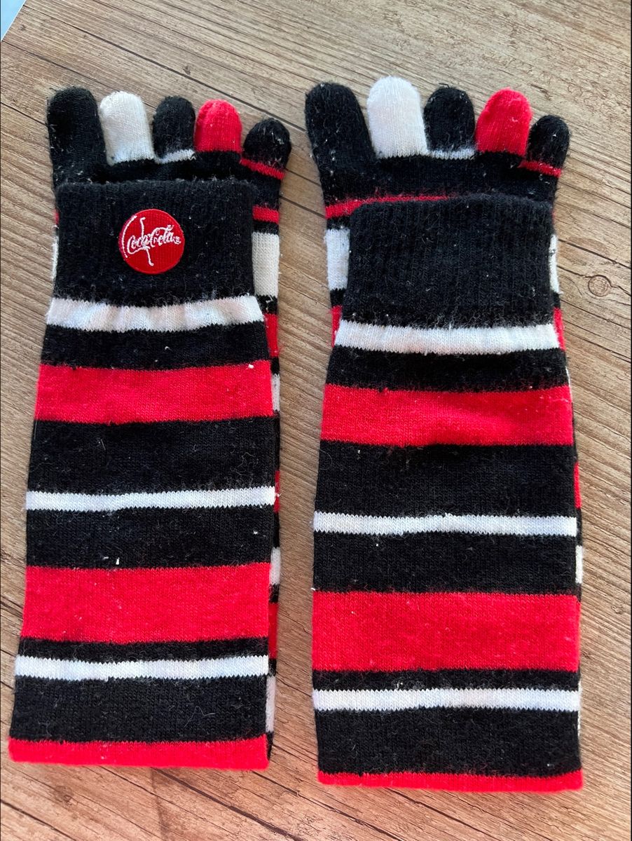 Menino Bonitinho Ajuda Avô Idoso A Atravessar A Rua No Trânsito De