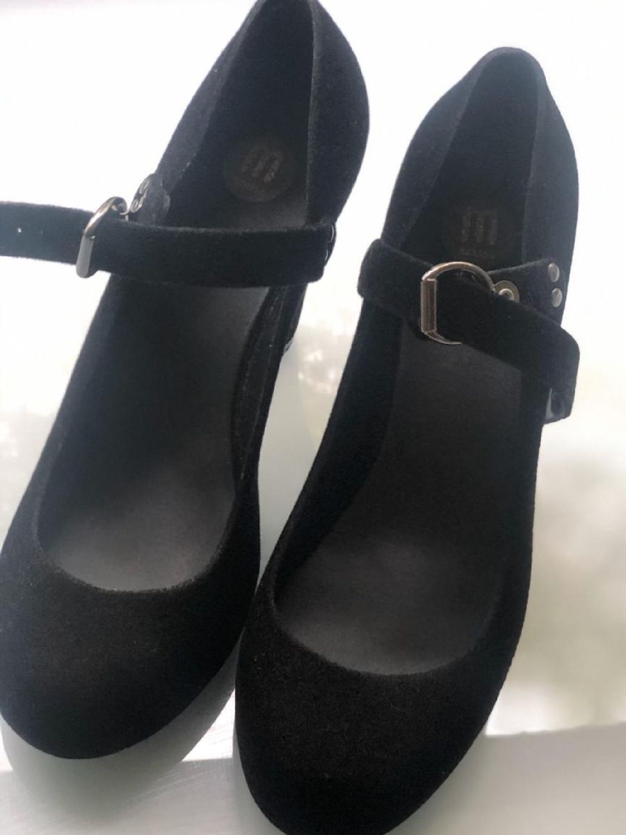 bonequinha de luxo sapatos