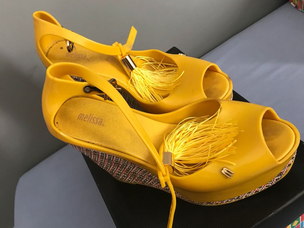 sandalia plataforma amarela