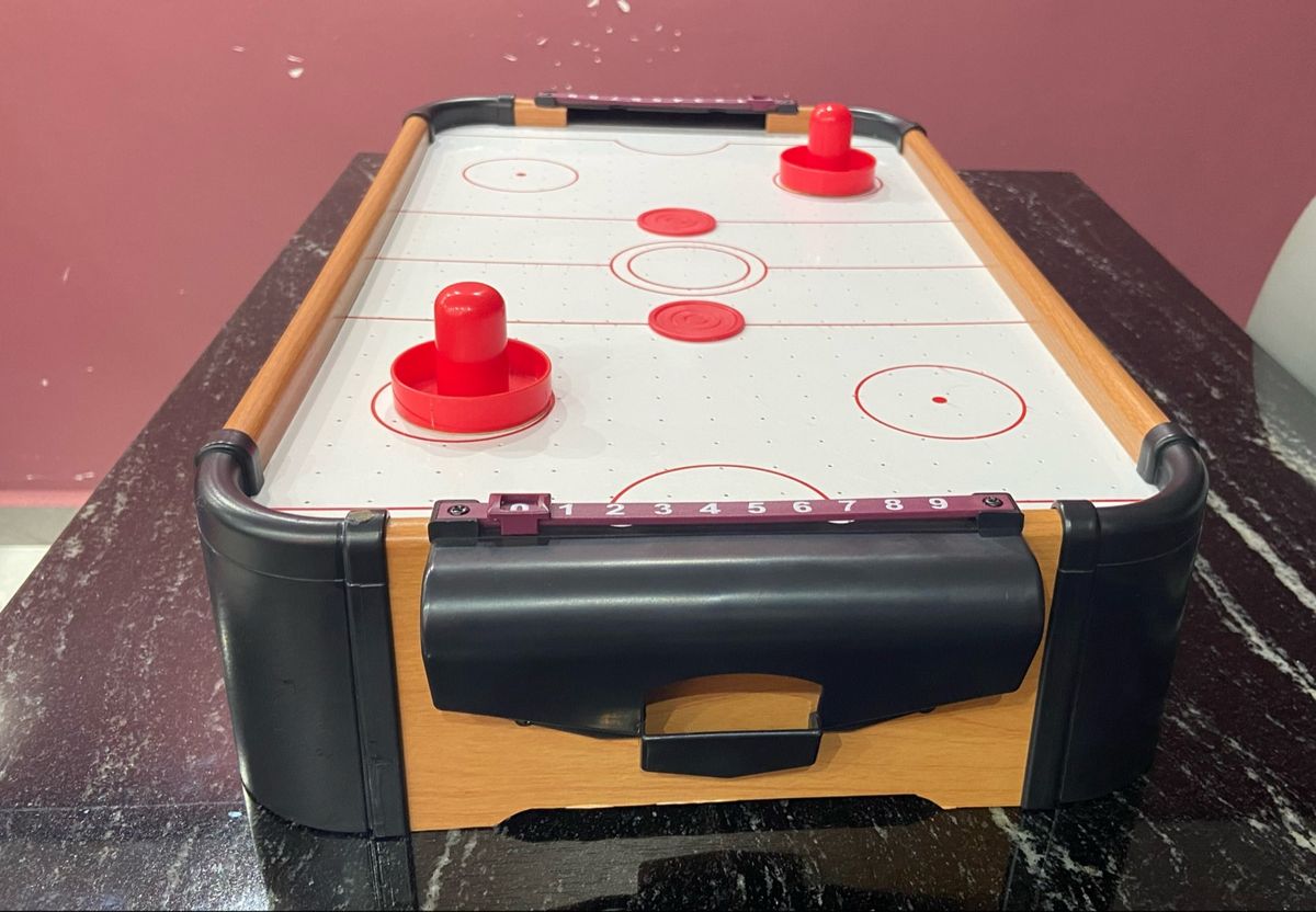 Small Foot Mesa De Air Hockey Portátil Con Ventilador – 2 Asas, Disco Y Marcador, Funciona Con 8 Pilas AA, Perfecta Para Viajes Y Habitaciones