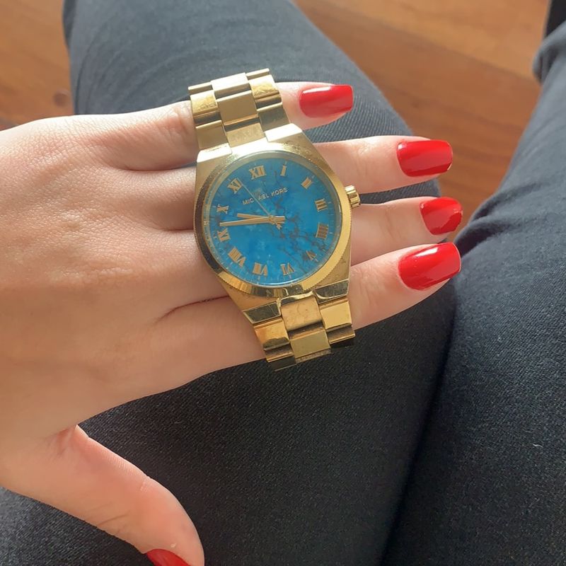 Relogio michael kors dourado best sale fundo azul