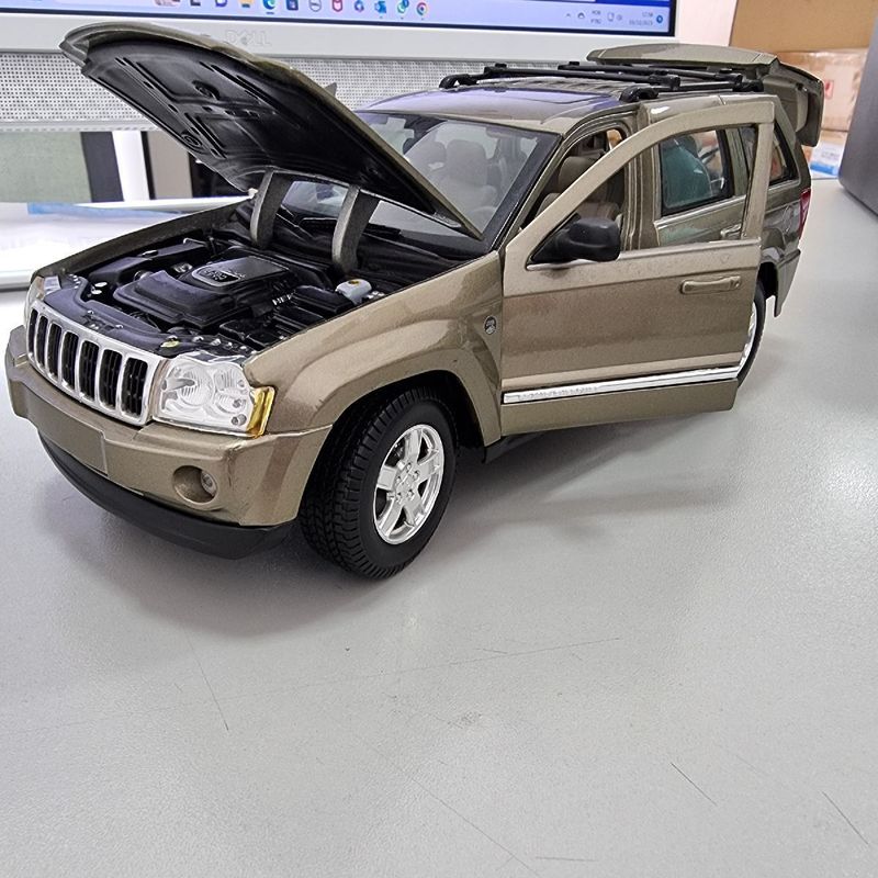 Miniatura Jeep Grand Cherokee 5.7 2005 1:18 Maisto Excelente